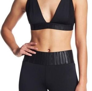 LIME & VINE - Harley Deep V-neck Sports bra In Black Size Small